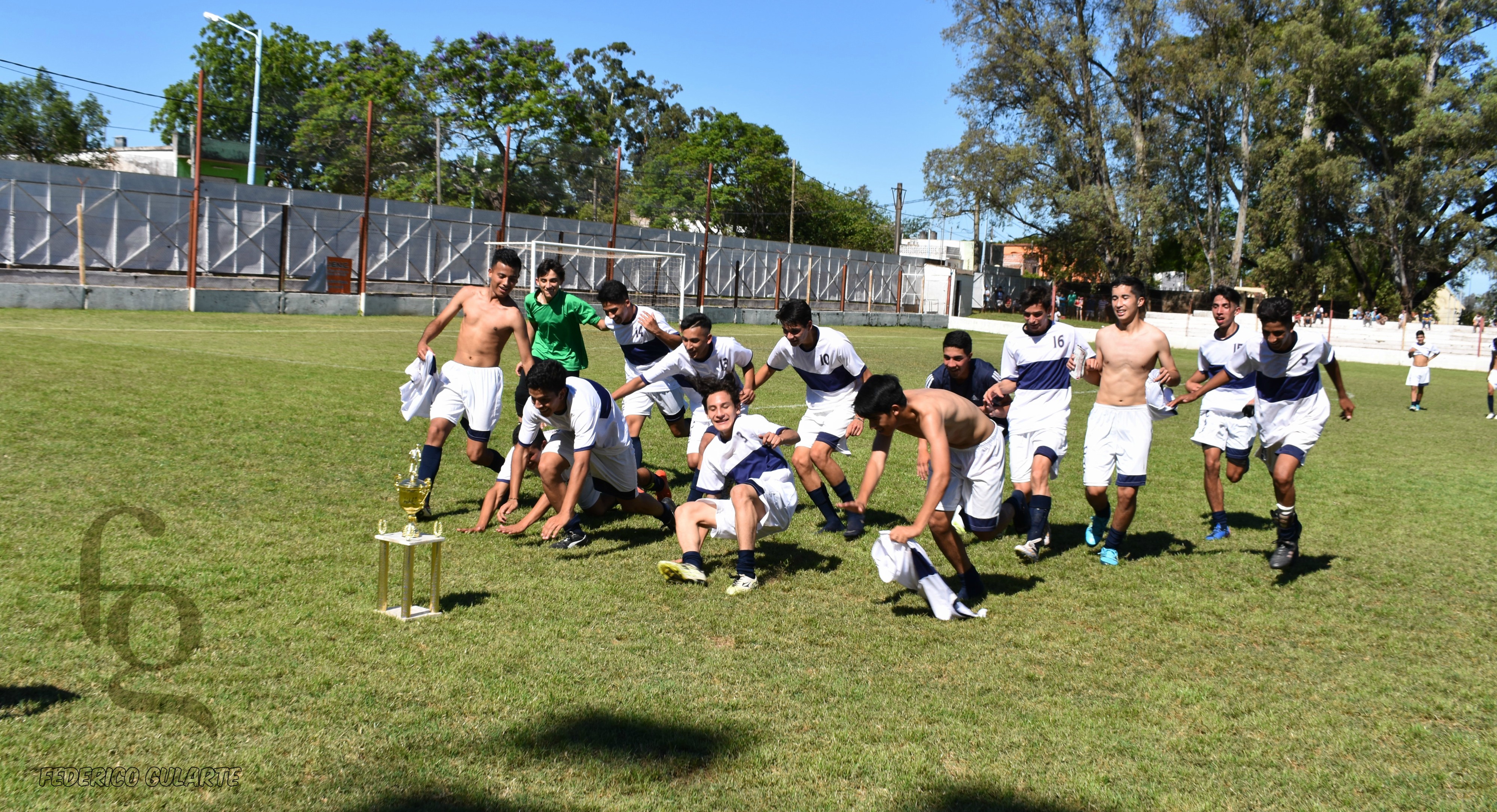 DIVISIONAL B: Ferrocarril y Juventud Unida campeones.