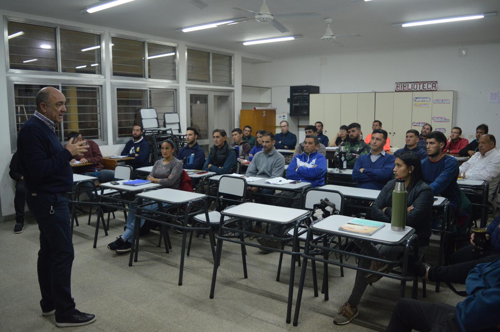 Magistral charla de Julio Larrocca en el ISEEF Fútbol junto a los aspirantes a DT´s