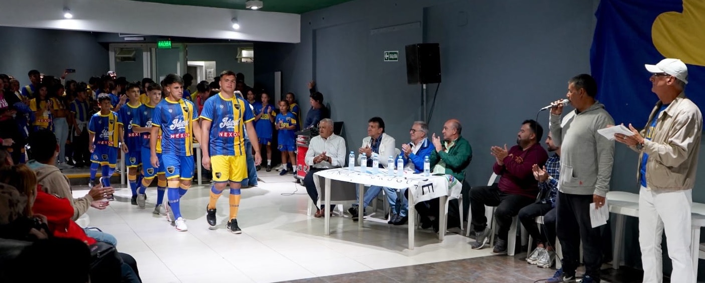 Defensores de Nebel presentó su indumentaria para este 2023