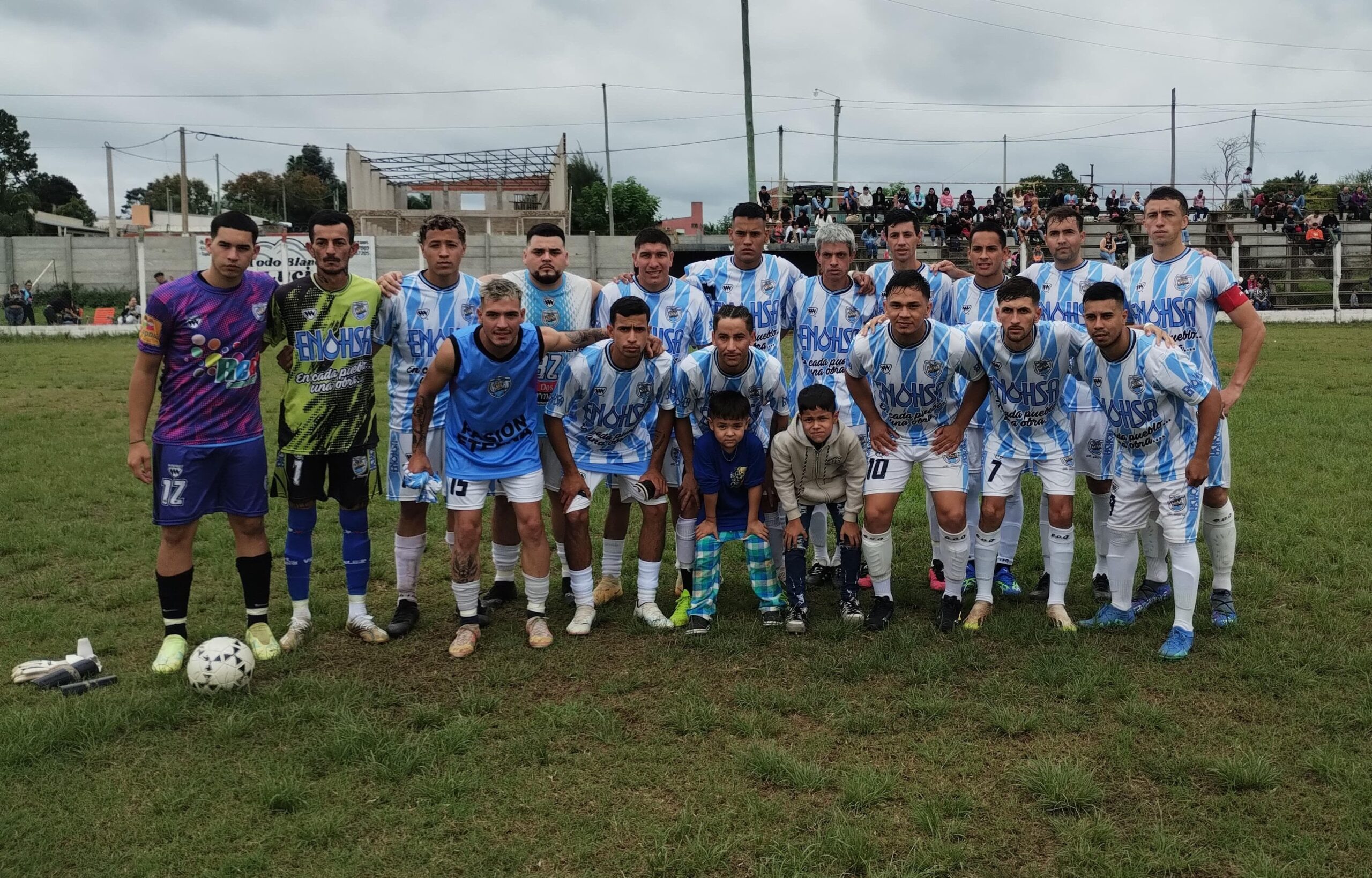 Constitución goleó y sigue firme en la punta