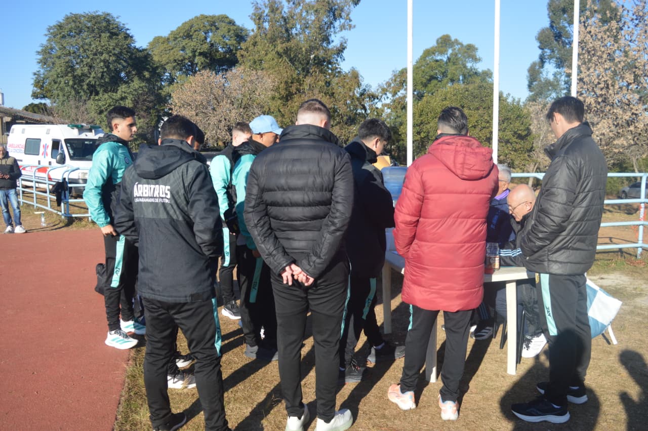 Árbitros de Entre Ríos tuvieron la prueba física en la Pista del Polideportivo